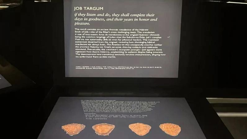 Targum de Jó, um fragmento em exibição na mostra Manuscritos do Mar Morto: A Exposição do Museu da Bíblia - Foto: Reprodução/Christian Post