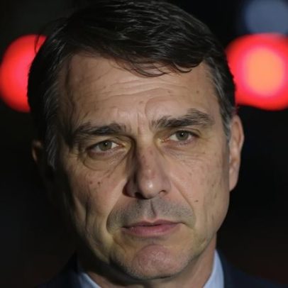 Flávio Bolsonaro comenta dano a tornozeleira, citando explosão