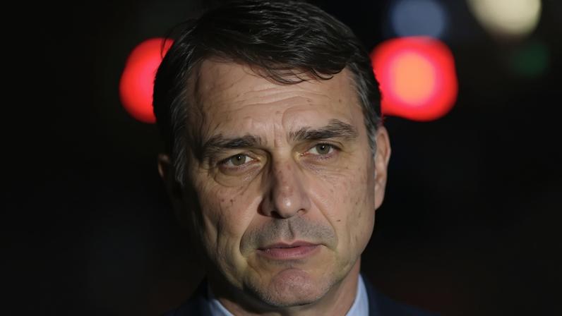 O senador Flávio Bolsonaro diz que não acredita em tentativa de fuga de Jair Bolsonaro ao tentar violar tornozeleira eletrônica. (Foto: Bruno Peres/Agência Brasil)