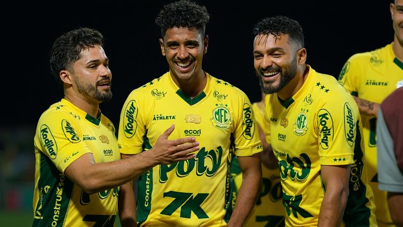 Mirassol comemora gol de Gabriel diante do Palmeiras (Foto: Ze Rafael Photo/UAI Foto/Gazeta Press)