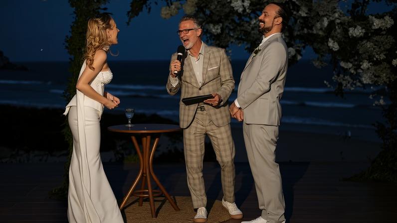 Ator Nelson Freitas foi celebrante do casamento de Gabriela Vicente e Gabriel O Pensador — Foto: Cícero Civalli