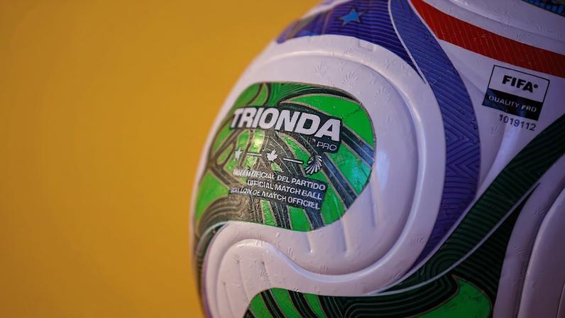 Modelo T e Tiento, respectivamente, usadas na Copa do Mundo de 1930 — Foto 1: Reprodução / Fifa — Foto 2: Reprodução / Fifa