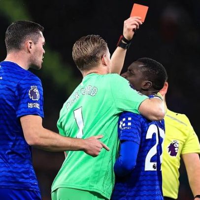 Jogador do Everton pede desculpas após tapa em colega e expulsão contra o United