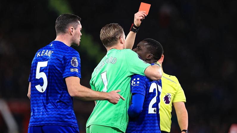 Jogador do Everton pede desculpas após tapa em colega e expulsão contra o United