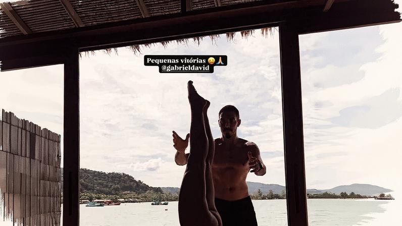 Giovanna Lancellotti fica de ponta-cabeça ao praticar exercícios na lua de mel em Camboja — Foto: Reprodução/Instagram