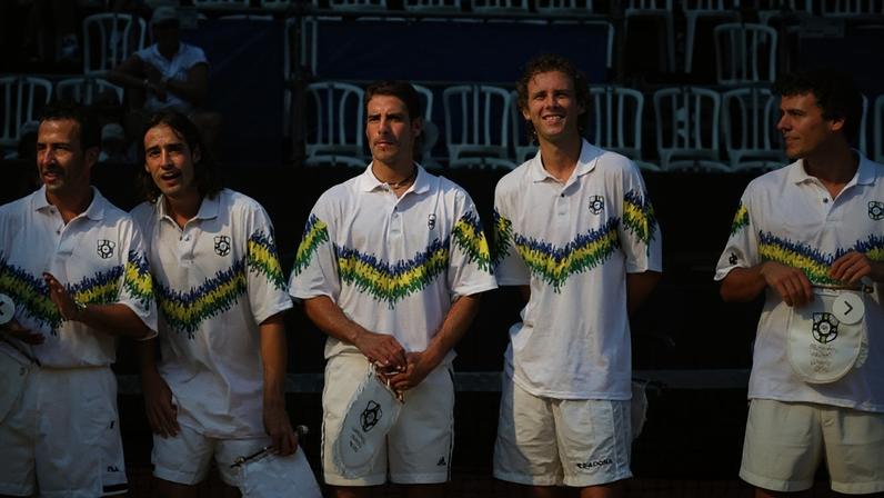 Ricardo Acioly (e), Fernando Meligeni, Alexandre Simoni e Guga em um dos duelos da Copa Davis em 2000 (Reprodução)