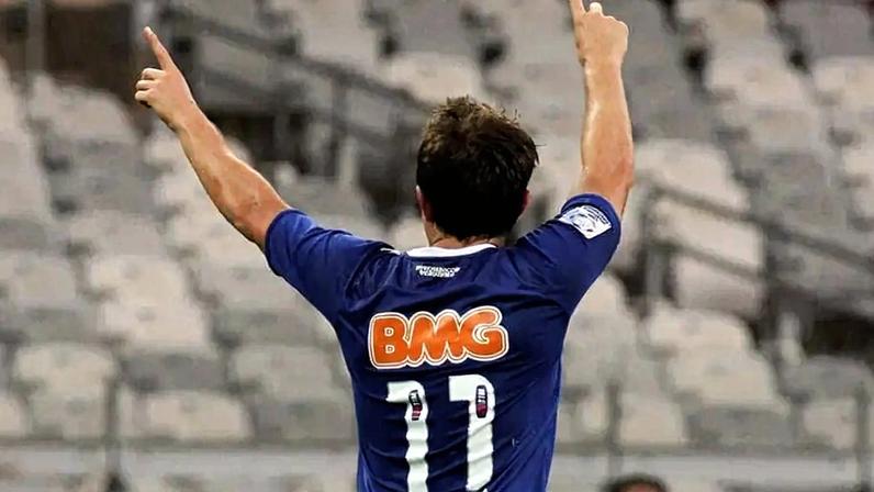 Dagoberto comemora o gol da vitória do Cruzeiro sobre o Corinthians, na Arena do Jacaré, em 2013. (Cruzeiro)