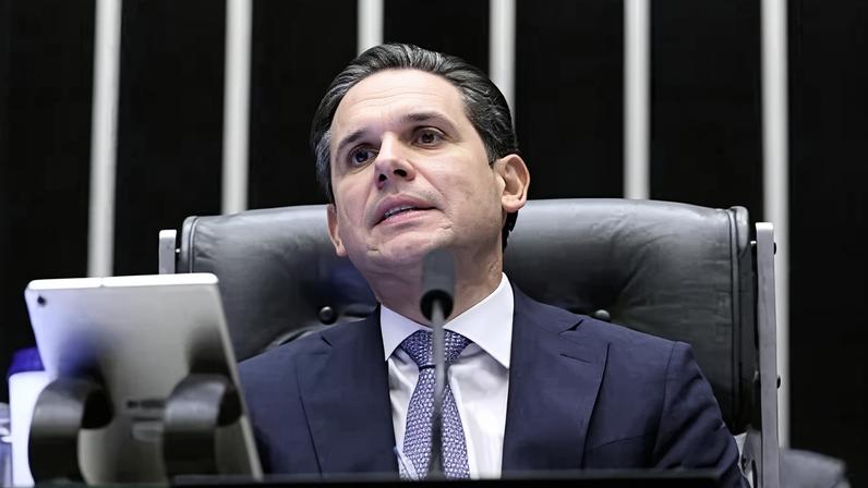 Motta veta voto de deputados no exterior, com Eduardo e Ramagem nos EUA