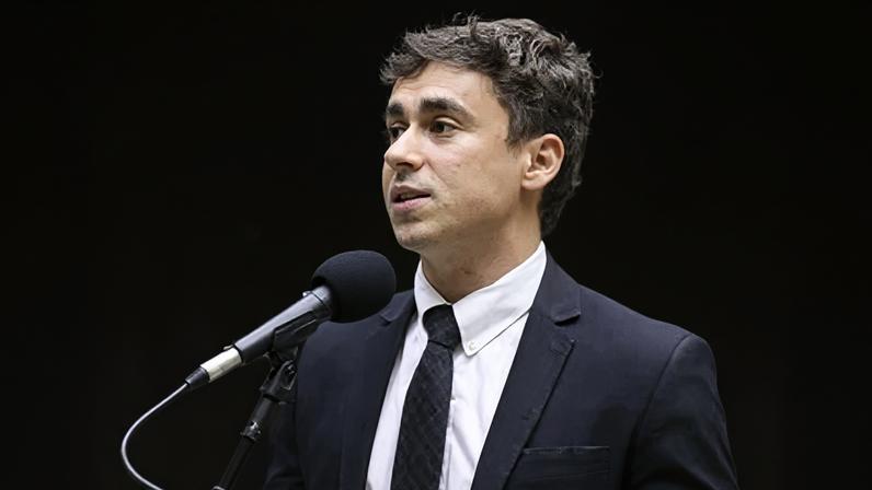 Nikolas Ferreira é condenado pela Justiça a pagar R$ 40 mil por transfobia