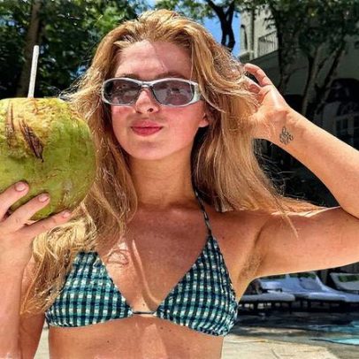 Filha de Noel Gallagher posa de biquíni com namorado em São Paulo