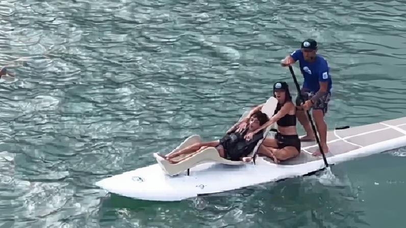 Isabella Fiorentino mostra prancha adaptada para surfar com filho com paralisia