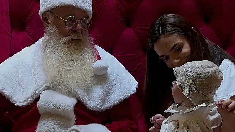 Jade Magalhães mostra primeiro encontro de Serena com Papai Noel — Foto: Reprodução/Instagram