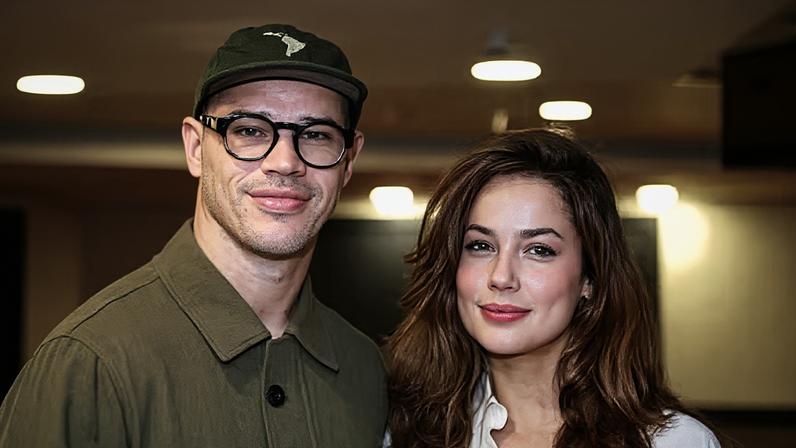 José Loreto e a namorada Fernanda Marques prestigiam peça A Luta em São Paulo — Foto: Van Campos/AgNews