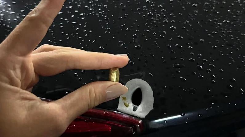 Júlia publicou, nas redes sociais, foto do projétil que atingiu o carro em que estava com o pai (Foto: Reprodução/ Redes sociais)