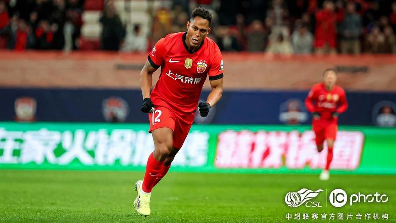 Volante brasileiro Matheus Jussa, ex-Cruzeiro e Fortaleza, hoje no Shanghai Port — Foto: Divulgação