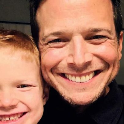 Kelley Wolf abraça Miller em tributo de aniversário durante disputa de custódia