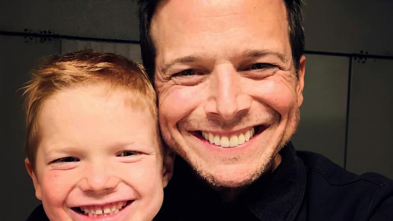 Kelley Wolf abraça Miller em tributo de aniversário durante disputa de custódia