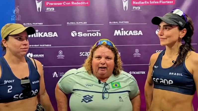 Rebecca, Letícia e Carol após medalha de bronze na Copa do Mundo de vôlei de praia (Foto: Divulgação CBV)