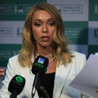 Erika Hilton denuncia Nikolas por usar celular durante visita a Bolsonaro