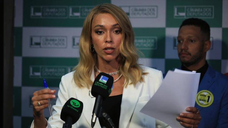 Erika Hilton denuncia Nikolas Ferreira por usar celular em visita a Bolsonaro. (Foto: Lula Marques / Agência Brasil)