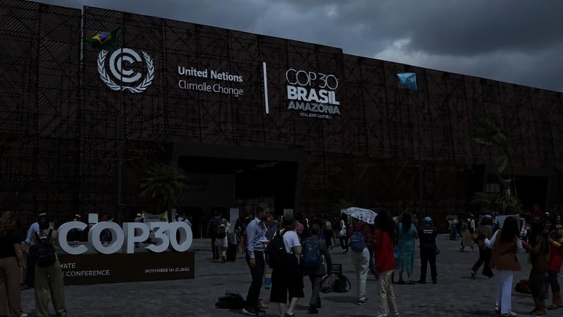 A COP30 retoma as atividades após incidente com fogo, com sessões de negociação já em andamento - Foto: Bruno Peres/Agência Brasil