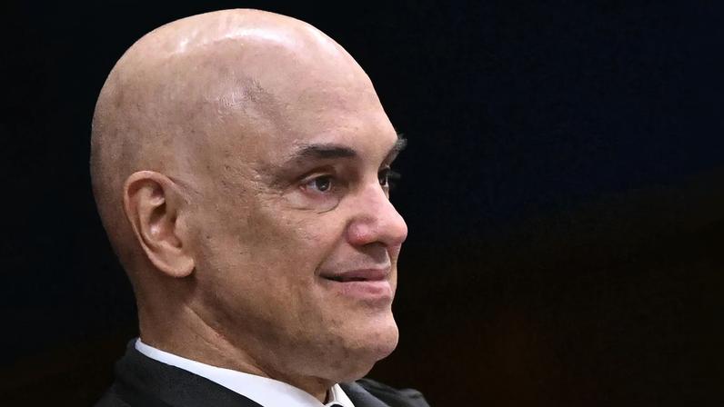 Tornozeleira de Bolsonaro apresentou falha, mas foi trocada ainda na madrugada. Moraes apontou que houve “violação gravíssima” (Foto: EFE/Andre Borges)
