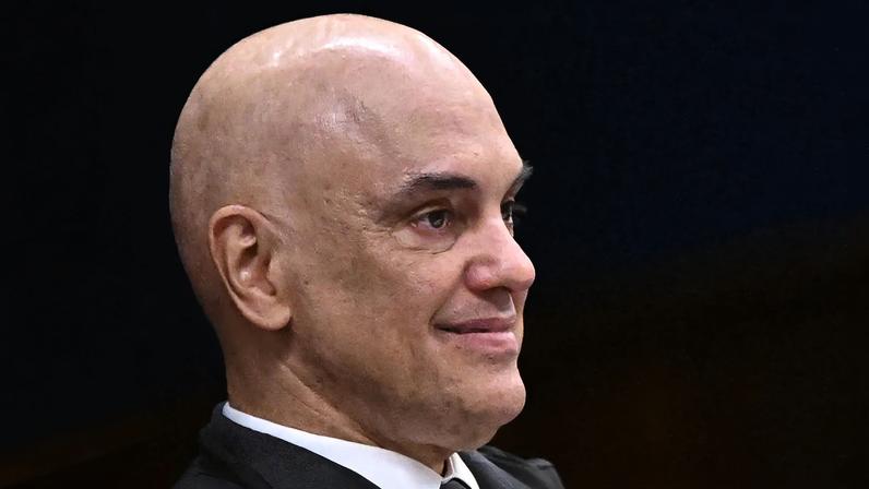 Tornozeleira de Bolsonaro apresentou falha, mas foi trocada ainda na madrugada. Moraes apontou que houve “violação gravíssima” (Foto: EFE/Andre Borges)
