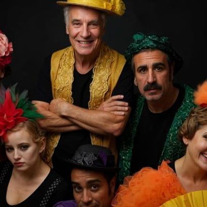 Os Mambembes homenageiam o teatro com elenco estrelado e humor