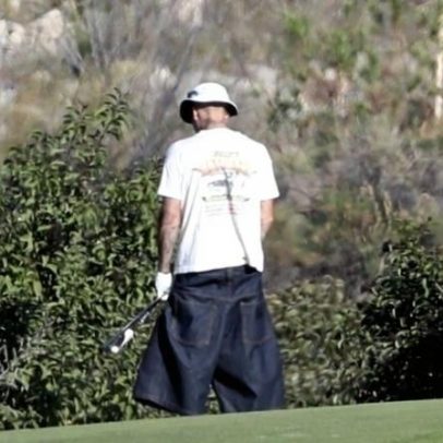 Justin Bieber é flagrado urinando em arbustos de campo de golfe durante o jogo