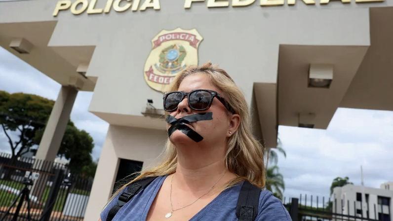 Manifestante protesta contra a prisão de Bolsonaro, em Brasília.