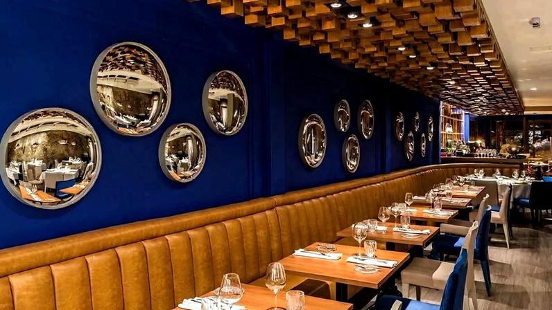 Liderado por Alberto Landgraf, o Oteque, no Rio, tem ambiente industrial casual e pé direito alto • Rubens Kato