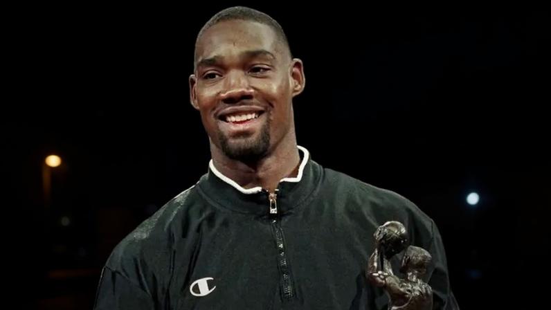 Rodney Rogers recebe prêmio de Sexto Melhor Homem da NBA (Foto: Reprodução Instagram @nbahistory)