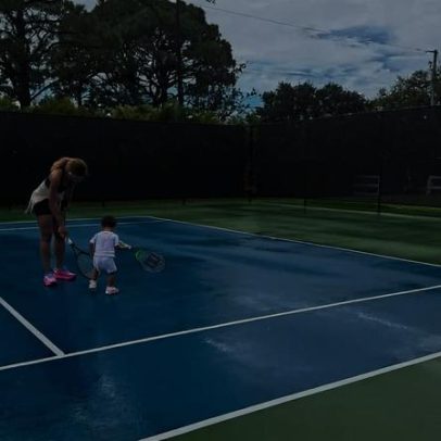 Serena Williams compartilha raras fotos da filha Adira, 2, jogando tênis