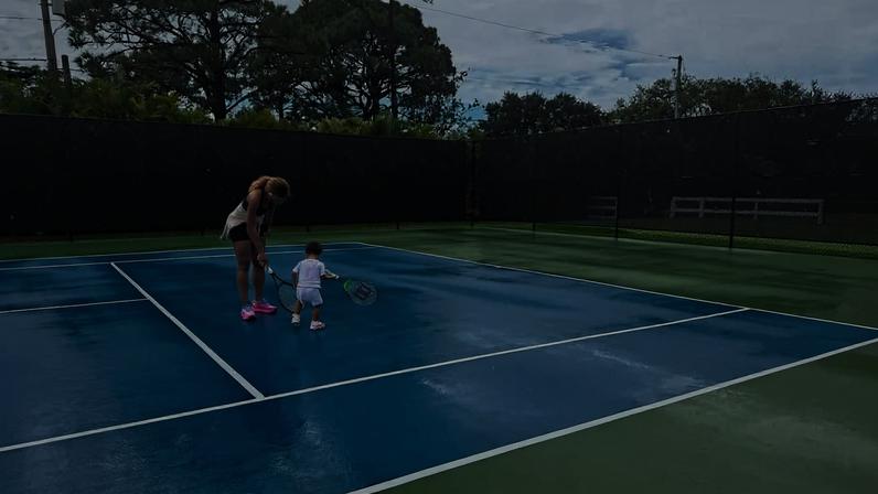 Serena Williams compartilha raras fotos da filha Adira, 2, jogando tênis