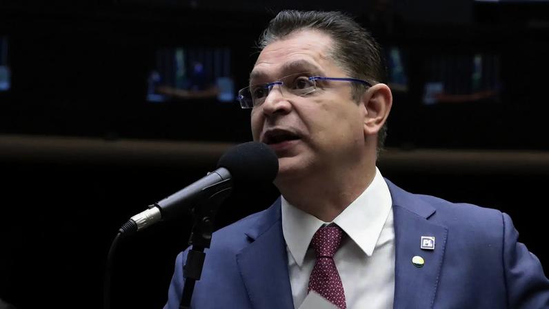 Estratégia: Sóstenes Cavalcante, em discurso no plenário da Câmara. O líder do PL na Casa diz que a reação a Moraes deve iniciar com denúncias em todas as embaixadas de Brasília. (Foto: Bruno Spada/Câmara dos Deputados)