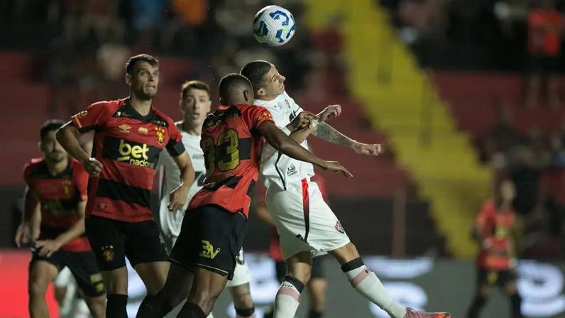 Partida entre Sport e Vitória, pelo Brasileirão (Foto: Marlon Costa/Agif/Gazeta Press)