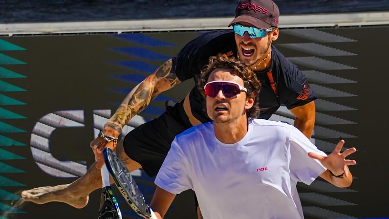 Spoto no saque e Gianotti na frente (Foto: G2 Filmes/ITF BT400 Balneário Camboriú)