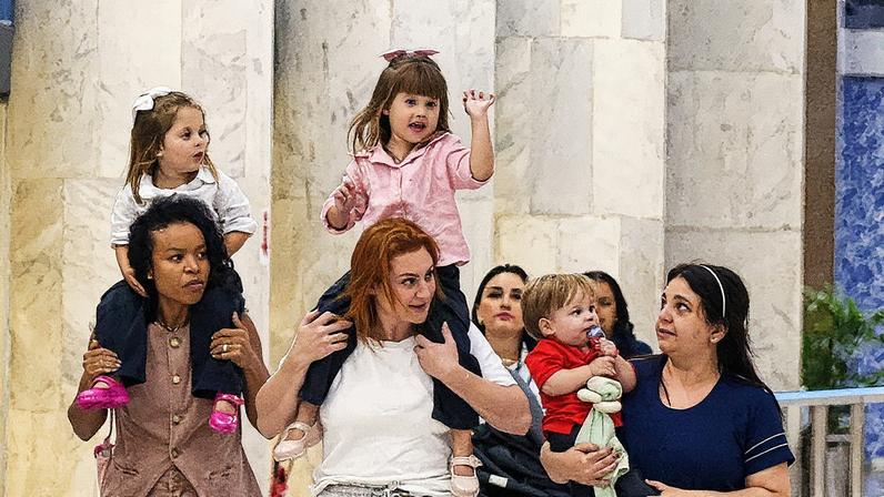 Filhos de Virginia Fonseca e Zé Felipe chegam ao aeroporto com babás