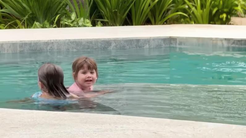 Maria Alice e Maria Flor se divertem em piscina de mansão em Goiás — Foto: Reprodução/Instagram