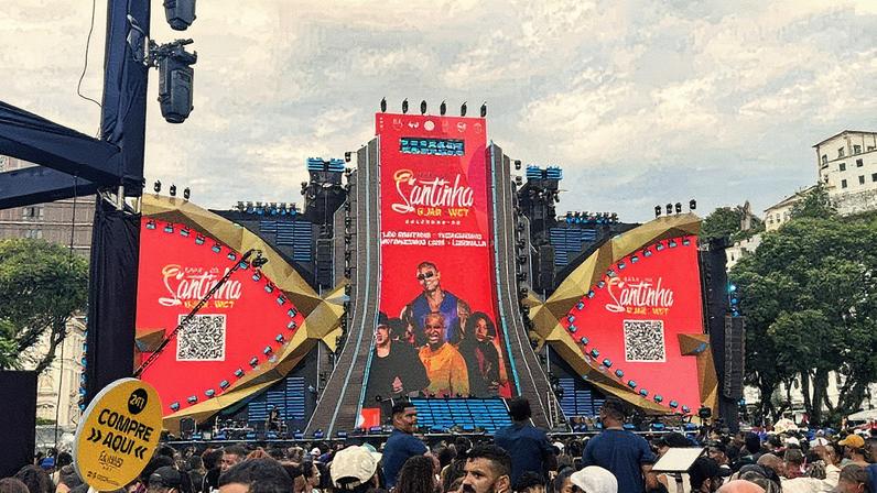 Léo Santana volta ao palco para celebrar 20 anos de carreira após adiamento de show por temporal — Foto: Quem