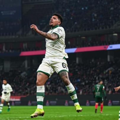 Douglas, ex-Fluminense, celebra gol que mantém Krasnodar na liderança