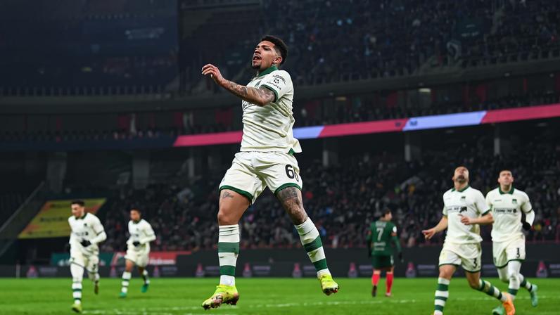 Douglas comemora gol pelo Krasnodar contra o Lokomotiv — Foto: Krasnodar/Divulgação