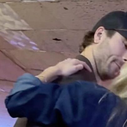 Glen Powell e Michelle Randolph em noite de line dance