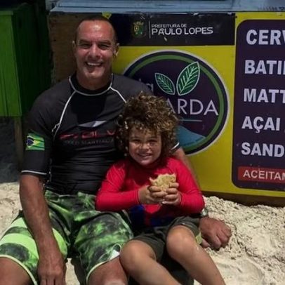 Paulo Zulu, aos 62, curte praia com o filho caçula