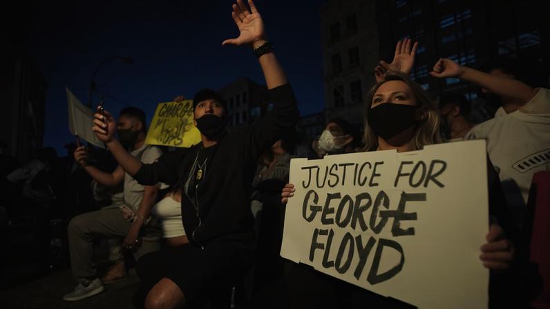 Passo atrás. Para a autora, o movimento woke teve seu auge após o assassinato de George Floyd, em 2020 – Imagem: Redes Sociais e Bryan R. Smith/AFP
