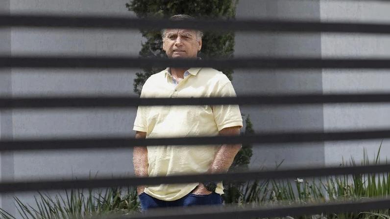 Bolsonaro na residência de luxo onde cumpre prisão domiciliar, em Brasília – Foto: Sergio Lima / AFP