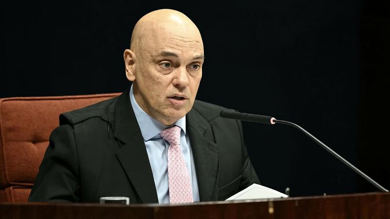 Moraes lê seu voto no 3º dia de julgamento da trama golpista. Bolsonaro e outros sete são réus. Foto: EVARISTO SA / AFP