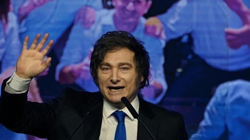 Javier Milei discursa após a vitória do partido A Liberdade Avança nas legislativas da Argentina. Foto: Luis ROBAYO / AFP