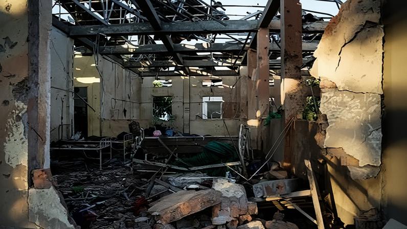 Pelo menos 31 pessoas morreram em um bombardeio contra um hospital de Mianmar. Foto: STR / AFP