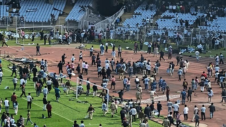 Fãs de Messi causam confusão na Índia após evento com o jogador em um estádio. Foto: Dibyangshu SARKAR / AFP